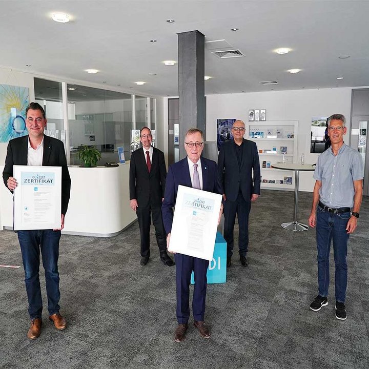 Übergabe des AZAV (Akkreditierungs- und Zulassungsverordnung Arbeitsförderung) Zertifikat an das VDI-Fortbildungszentrum Stuttgart