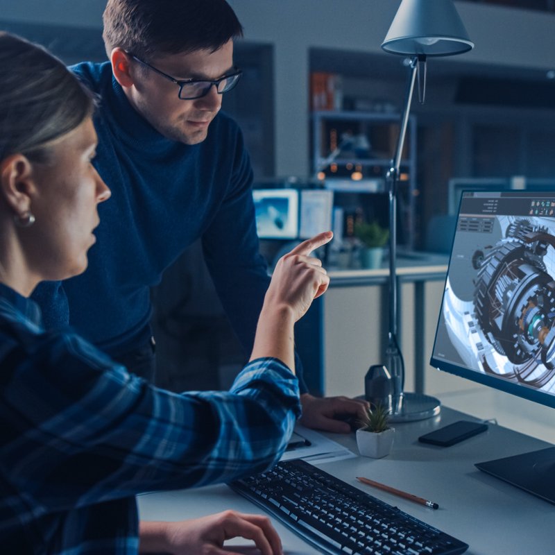 VDI-Fortbildung Seminare "Entwicklung, Konstruktion, Technische Dokumentation" - zwei Ingenieure evaluieren den Entwurf eines technischen Bauteils am Computer