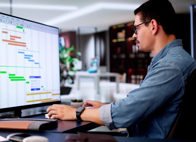 Homepage_Mann_Bildschirm