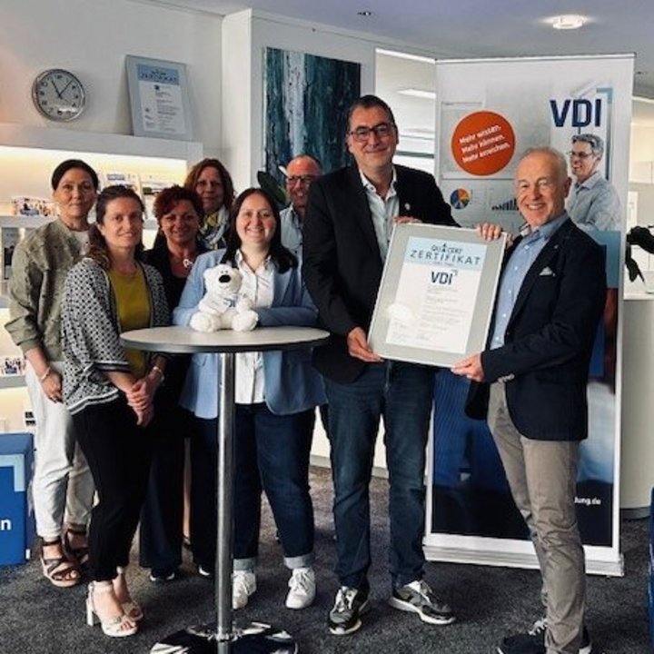 Erneute Übergabe des AZAV-Zertifikats an das VDI Fortbildungszentrum Stuttgart.