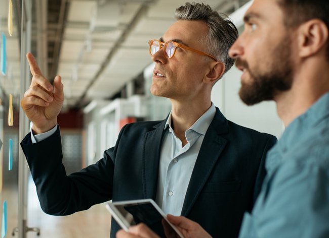 gesch%C3%A4ftsleute-die-sich-mit-der-plaQuadrat_nung-von-start-ups-