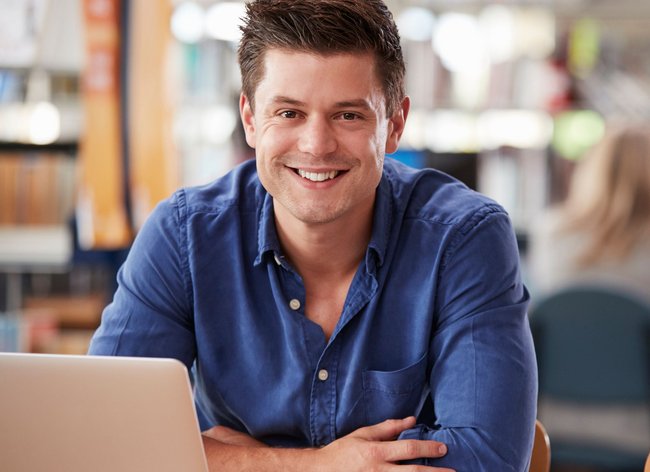 Homepage_Mann_Laptop_Lernen