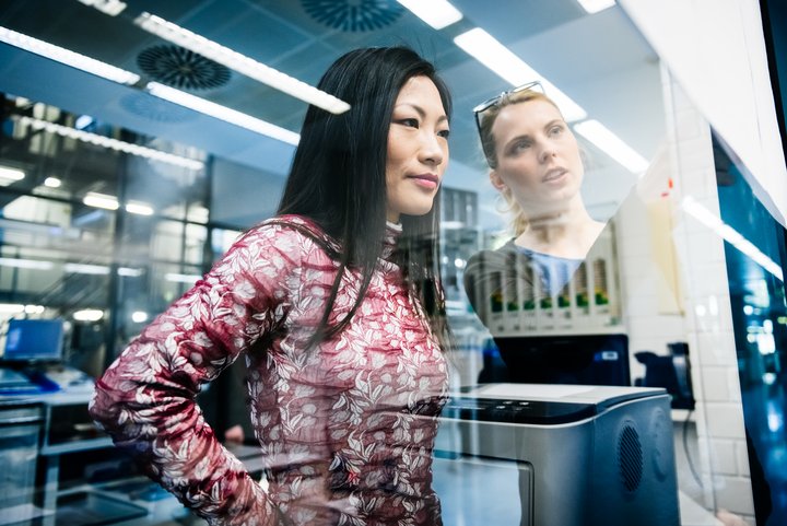 Arbeitstechniken für Management & Führung: Zwei Angestellte besprechen sich in einem Büro