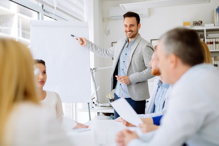 Arbeitstechniken für Management & Führung: Zwei Angestellte besprechen sich in einem Büro