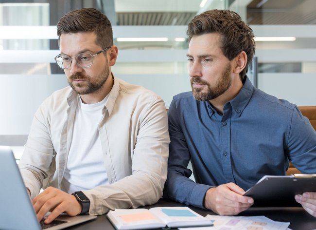 Homepage_zwei Männer_Meeting