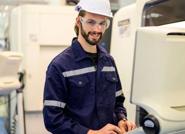 Design-FMEA – Effektive Fehlervermeidung in der Entwicklung Quadrat_Homepage_Mann an Maschine