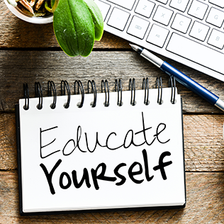 Spiralblock auf Schreibtisch, auf dem "Educate Yourself" steht. Teaser für Fortbildungs-Veranstaltungen 2025 von VDI-Fortbildung