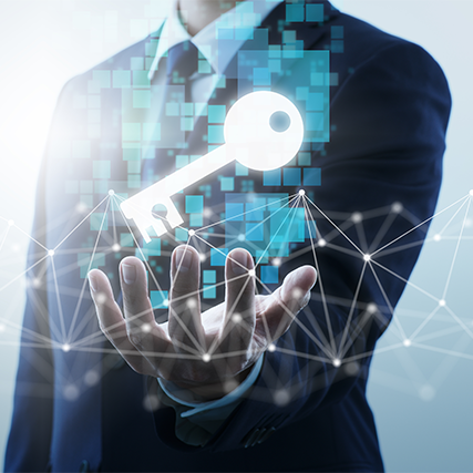 Ein Mann in Anzug hält ein digitales Schlüssel-Symbol, umgeben von vernetzten geometrischen Strukturen.