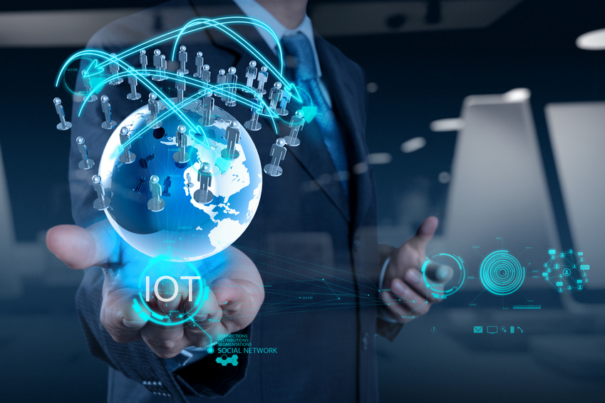 Symbolisierung für Soziale Netzwerke: Ein Mann hält eine digitale Darstellung der Erde in der Hand, umgeben von IoT-Symbolen und Vernetzungsdarstellungen