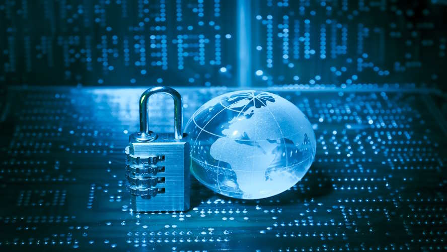 Cybersecurity: Ein Vorhängeschloss und eine gläserne Weltkugel symbolisieren Datensicherheit und globale Vernetzung vor einem digitalen Hintergrund.