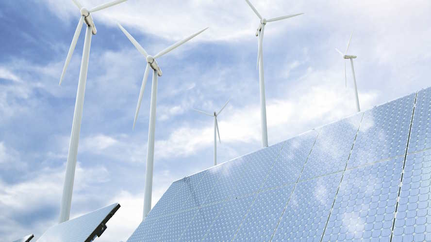 Nachhaltige Energiegewinnung - Windkraft- und Photovoltaikanlagen vor einem leicht bewölkten Himmel