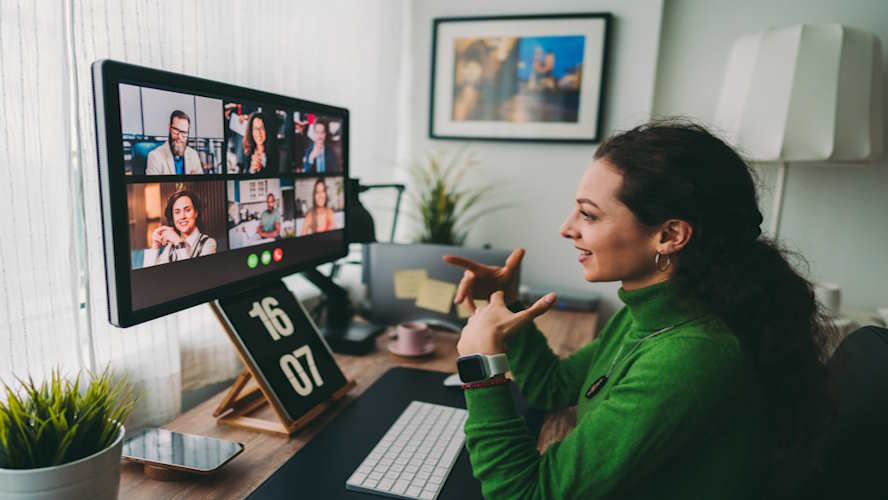 Ingenieurin nimmt an Videoanruf mit Kollegen teil